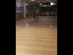 À poil dans les galerie du centre ville à Bruxelles 😨