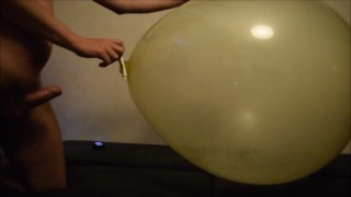 Fodendo balão claro e gozando nele