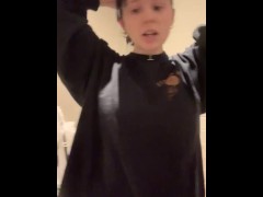 Video TEEN STRIPS NAKED IN STARBUCKS BATHROOM