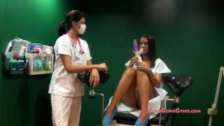 Doctor Tampa e enfermeira se masturbam Alexis Grace durante um exame estimulante! GirlsGoneGyno Parte 2 de 7