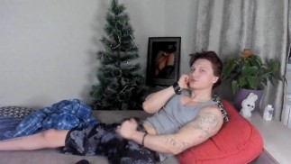 Manchmal kannst du durch deine Shorts wichsen und auch ziemlich hell abspritzen