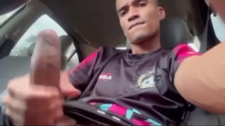 Horny jeune homme se masturbe dans la voiture dans un lieu public