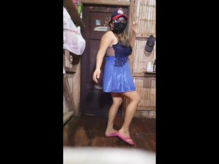 modelo arabe realiza un baile al estilo del rock, muestra sus hermosas tetas y se toca