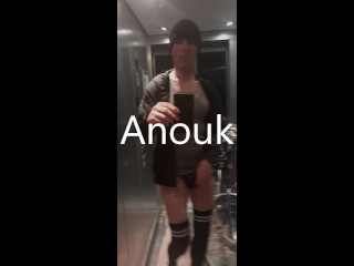 Anouk - Desvistiéndose Al Aire Libre En Ascensor y Naked Luciendo En La Galería Pública