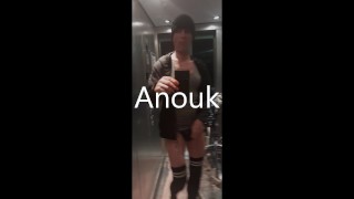 Anouk - Buiten uitkleden in lift en Naked pronken op openbare arcade