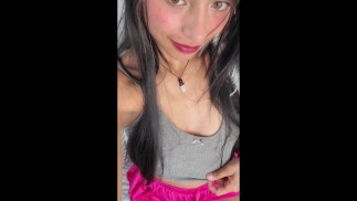 Сексуальная брюнетка-латинка в ярко-розовых шортах