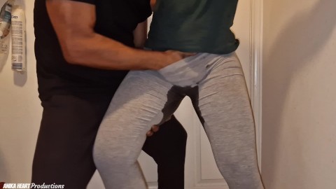 Jouir à travers mon pantalon de yoga - J’étais excitée et j’ai appelé mon demi-frère dans ma chambre