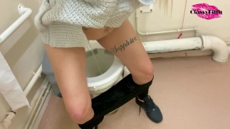 Мокрая писающая киска Класси