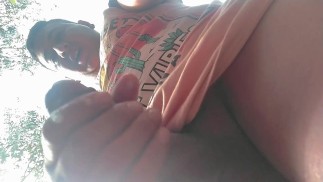 Колумбиец мастурбирует в лесу и дает сперму