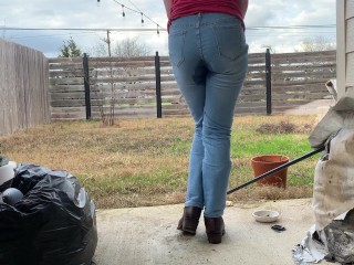 Garota do Sul Molha as Calças Após a Limpeza e o Uso De Botas De Trabalho.