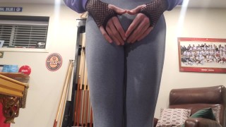 Femboy jovencita en pantalones de yoga después de hacer ejercicio follar con un consolador enorme