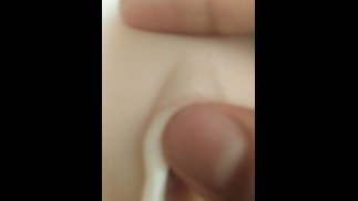 мастурбирует клитор - секс-кукла