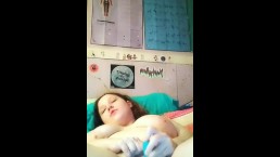 Соло пухленькая шлюшка наносит флюид пули на свою киску, пока она не сквиртует