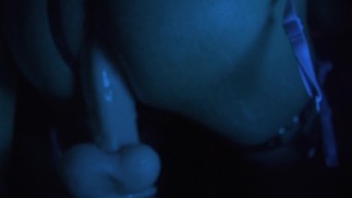 Симпатичная фембой в нижнем белье тестирует игрушки