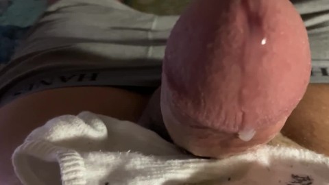 Precum por toda su cabeza de polla