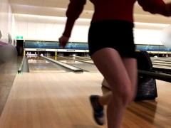 新年ミニスカノーブラボーリング！パンチラしまくり！！！Tバックもジロジロ見られて中はグチュグチュ♡/日本人カップル/熟女/素人/パイパン/スタイル抜群/巨乳/美女/無修正/変態 /露出/パンチラ - Screenshot 10 of 16 - 巨乳