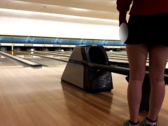 新年ミニスカノーブラボーリング！パンチラしまくり！！！Tバックもジロジロ見られて中はグチュグチュ♡/日本人カップル/熟女/素人/パイパン/スタイル抜群/巨乳/美女/無修正/変態 /露出/パンチラ - Screenshot 11 of 16 - Public