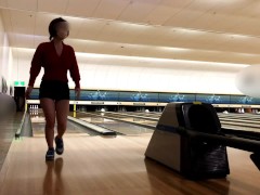 新年ミニスカノーブラボーリング！パンチラしまくり！！！Tバックもジロジロ見られて中はグチュグチュ♡/日本人カップル/熟女/素人/パイパン/スタイル抜群/巨乳/美女/無修正/変態 /露出/パンチラ - Screenshot 14 of 16 - 熟女