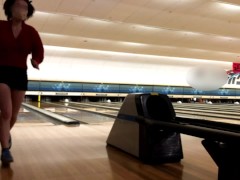 新年ミニスカノーブラボーリング！パンチラしまくり！！！Tバックもジロジロ見られて中はグチュグチュ♡/日本人カップル/熟女/素人/パイパン/スタイル抜群/巨乳/美女/無修正/変態 /露出/パンチラ - Screenshot 16 of 16 - Public