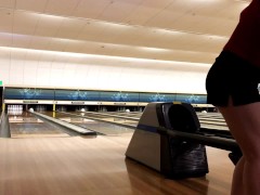 新年ミニスカノーブラボーリング！パンチラしまくり！！！Tバックもジロジロ見られて中はグチュグチュ♡/日本人カップル/熟女/素人/パイパン/スタイル抜群/巨乳/美女/無修正/変態 /露出/パンチラ - Screenshot 2 of 16 - Outside