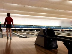 新年ミニスカノーブラボーリング！パンチラしまくり！！！Tバックもジロジロ見られて中はグチュグチュ♡/日本人カップル/熟女/素人/パイパン/スタイル抜群/巨乳/美女/無修正/変態 /露出/パンチラ - Screenshot 3 of 16 - 日本人