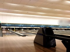 新年ミニスカノーブラボーリング！パンチラしまくり！！！Tバックもジロジロ見られて中はグチュグチュ♡/日本人カップル/熟女/素人/パイパン/スタイル抜群/巨乳/美女/無修正/変態 /露出/パンチラ - Screenshot 4 of 16 - 熟女