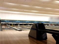 新年ミニスカノーブラボーリング！パンチラしまくり！！！Tバックもジロジロ見られて中はグチュグチュ♡/日本人カップル/熟女/素人/パイパン/スタイル抜群/巨乳/美女/無修正/変態 /露出/パンチラ - Screenshot 6 of 16 - Public