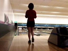 新年ミニスカノーブラボーリング！パンチラしまくり！！！Tバックもジロジロ見られて中はグチュグチュ♡/日本人カップル/熟女/素人/パイパン/スタイル抜群/巨乳/美女/無修正/変態 /露出/パンチラ - Screenshot 7 of 16 - Outside