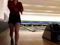 新年ミニスカノーブラボーリング！パンチラしまくり！！！Tバックもジロジロ見られて中はグチュグチュ♡/日本人カップル/熟女/素人/パイパン/スタイル抜群/巨乳/美女/無修正/変態 /露出/パンチラ - Screenshot 8 of 16 - 日本人