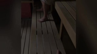 Mijn pik laten zien aan iemand in de sauna.