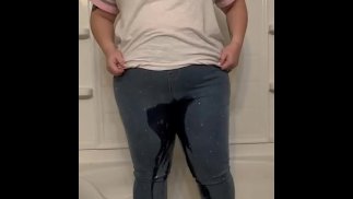 Sexy Mädchen kämpft darum, ihre volle Blase zu halten