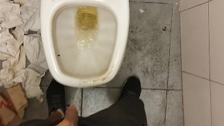 Je vais uriner dans une salle de bain publique