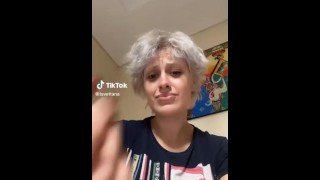 garota peituda TikTok se divertindo no tema sexy 75G's