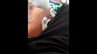 um skatista masturba um pau depois de um parque, meias brancas, tênis, pés, keds