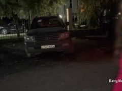 Две девки писают на публике возле машины - Screenshot 2 of 16 - Public