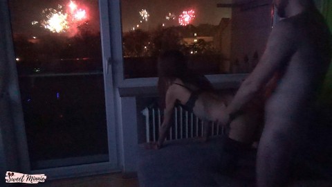 Cutie follada frente a la ventana durante los fuegos artificiales de fin de año - Sweet Minnie