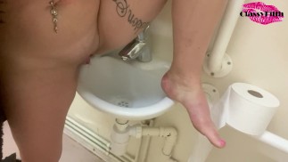 Классные ПИСАНИЯ в общественной раковине !!