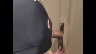 Ungeschnittener Latino-Bauarbeiter. Er erzählte seiner Crew, dass sie alle nur gekommen sind, gloryholefun1/c7
