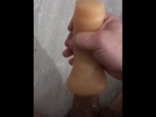 Дрочит с игрушкой