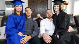 Hijastras Hazel Heart y Remi Jones folladas para su graduación - DaughterSwap