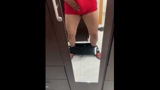 Joven caliente con una gran ereccion de pene