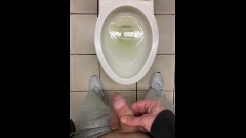 Een rotzooi maken in de toiletzitting op de luchthaven pissed op de vloer kreunen verlegen blaas