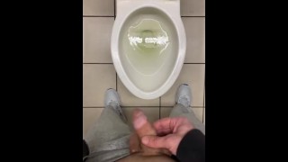 Een rotzooi maken in de toiletzitting op de luchthaven pissed op de vloer kreunen verlegen blaas