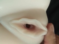 mujer llega al orgasmo follando con la mano - muñeca sexual