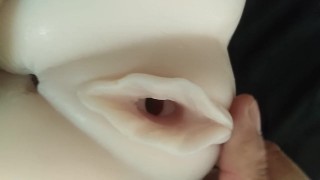 mujer llega al orgasmo follando con la mano - muñeca sexual
