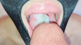 Emily Hein geeft pijpbeurt en slikt warme sperma close-up - POV ASMR