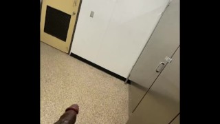 Balançando meu pau no banheiro feminino (à porta)