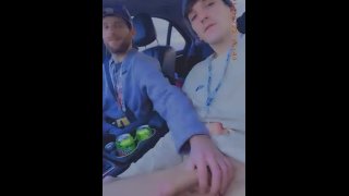Je masturbe mon copain pendant que je conduis