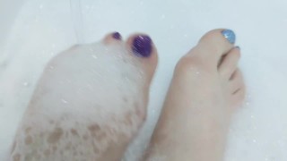 Perfecte voeten van Mistress Lara in de badkamer