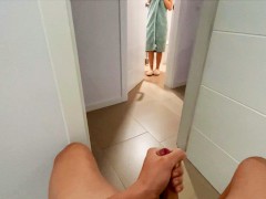 Dick Flash! Sorprendo a mi hermanastra en la puerta del baño masturbándome y me hace una mamada